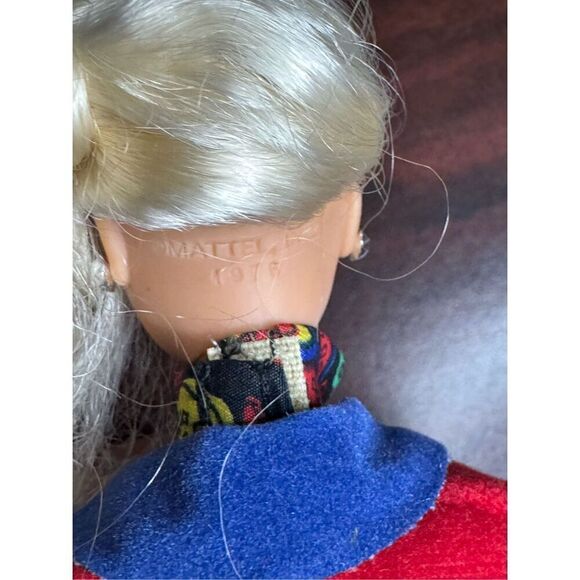 English Barbie Dolls of the World Doll with Outfit - Picture 7 of 7